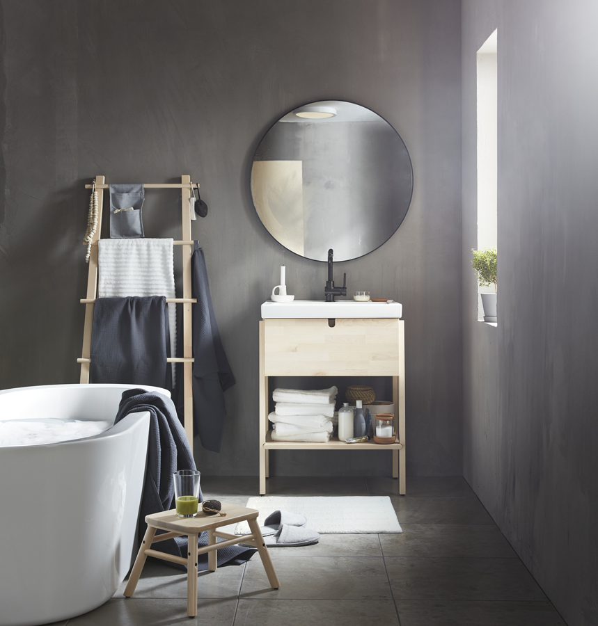 Baño con mueble de baño pequeño IKEA 21.