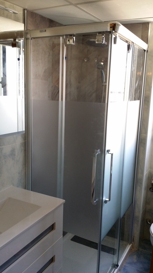 Baño con panel decorativo 