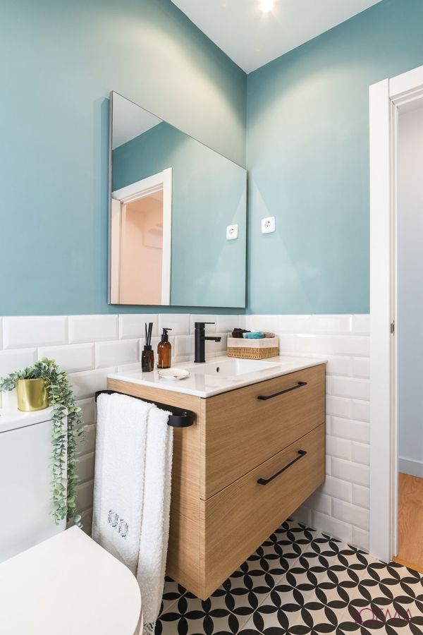 Baño con pared en azul agua