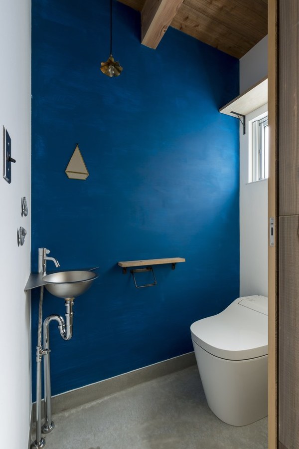 baño con paredes de color