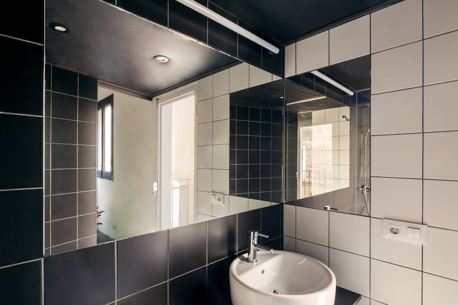 baño con paredes de espejo