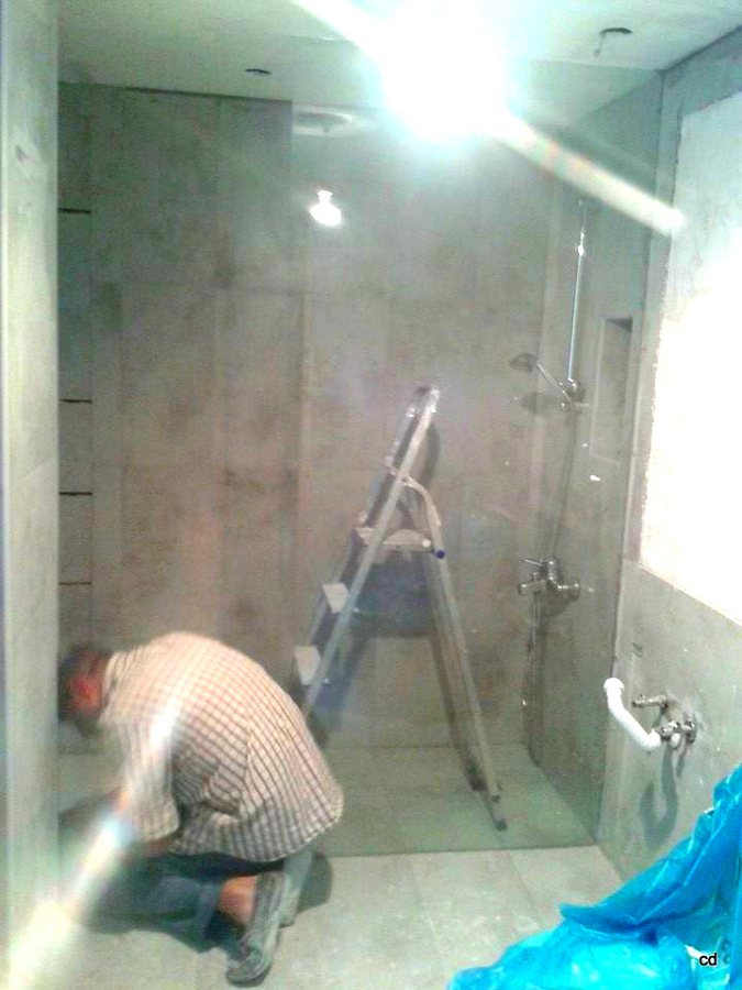 Baño con plato de ducha de obra