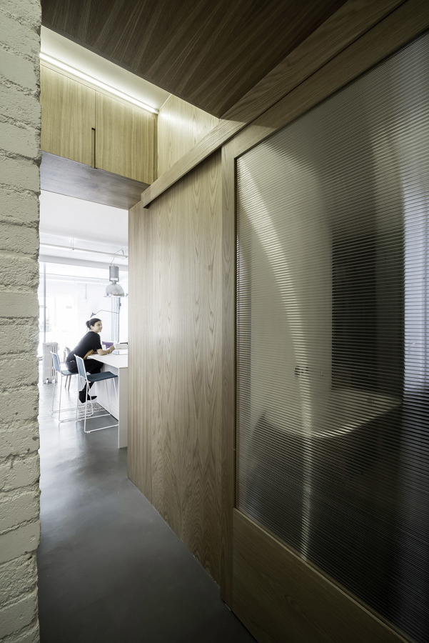 baño con puerta de vidrio