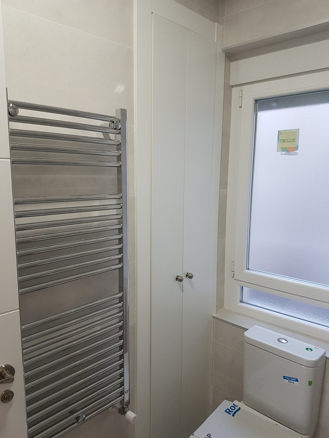 Baño con radiador toallero cromado