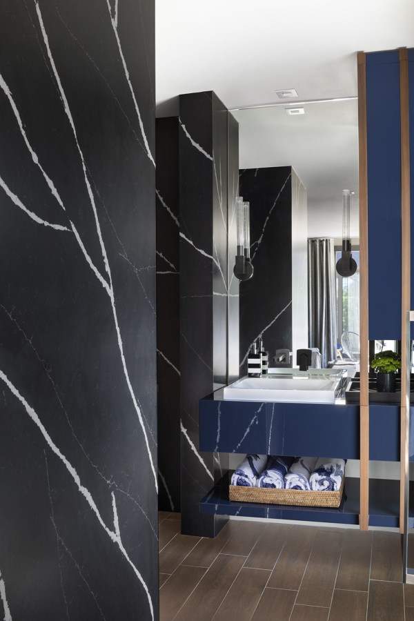 Baño con revestimiento Eternal Marquina Silestone de Cosentino