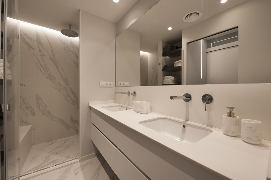 Baño con revestimiento imitación mármol