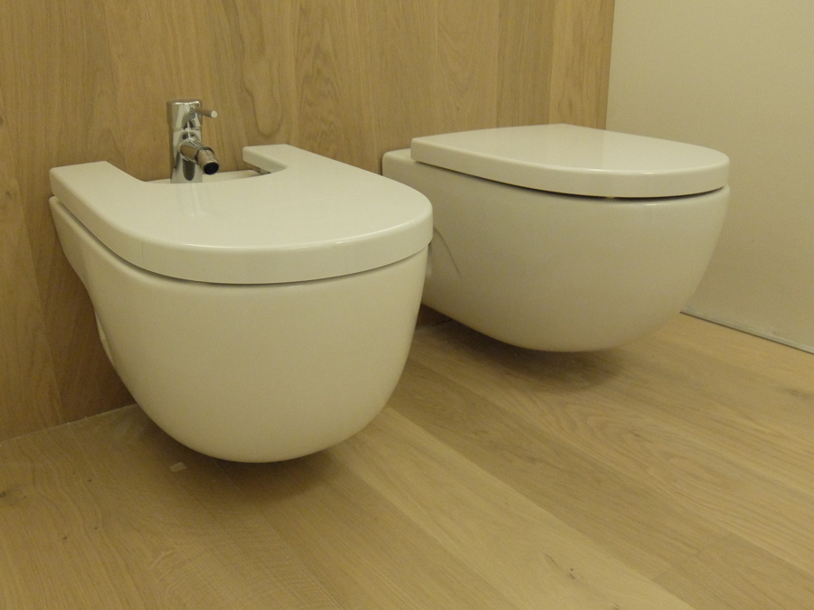 BAÑO CON SANITARIOS SUSPENDIDOS