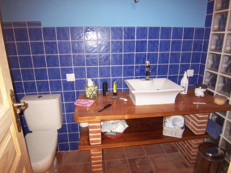 Baño con suelo de barro, encimera de jatoba, paves, etc...