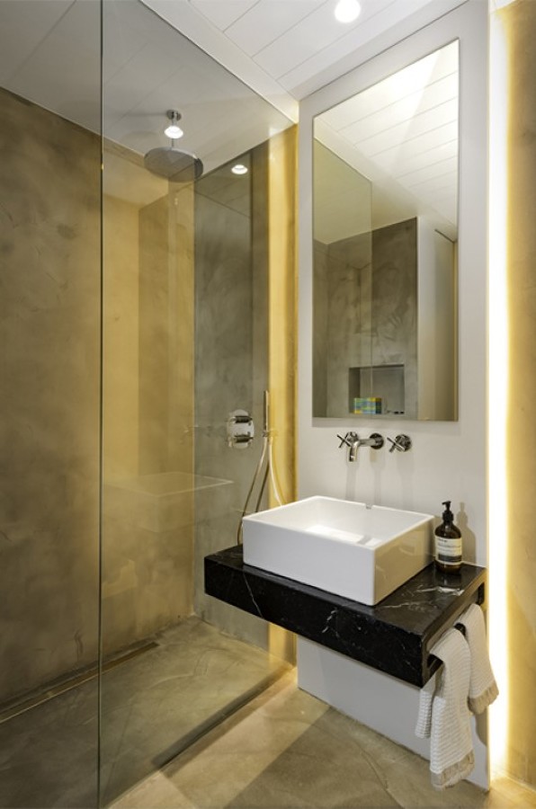 Baño con suelo de cemento pulido