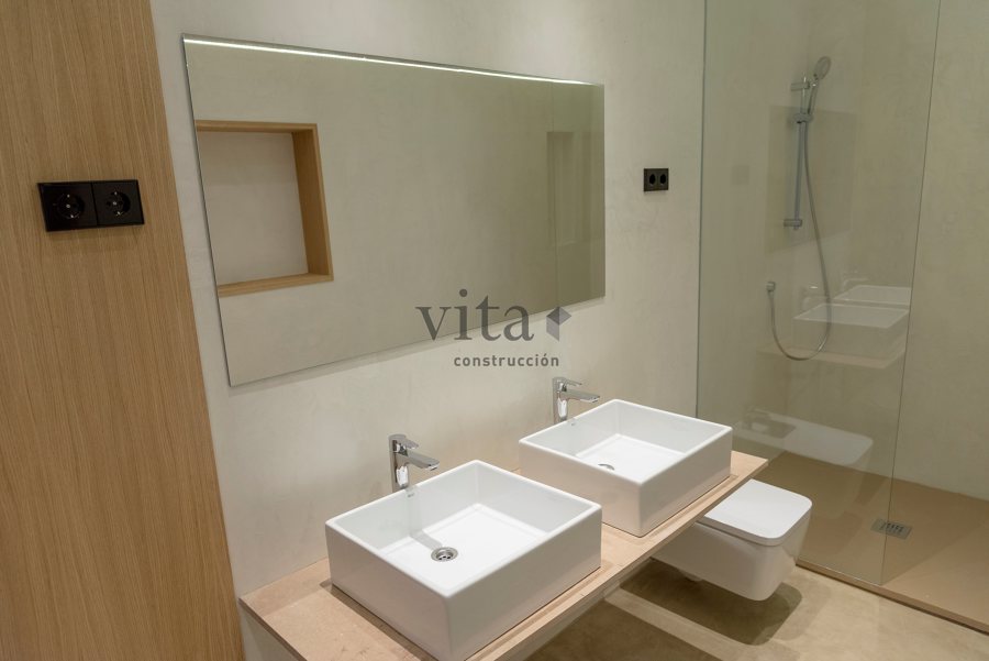 Baño con suelo y paredes en microcemento