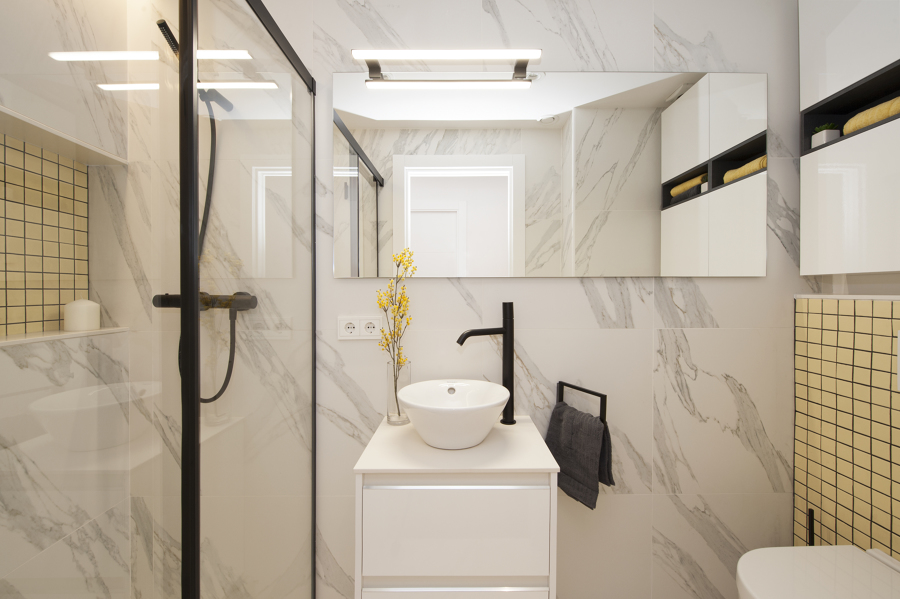 Baño con toques de amarillo