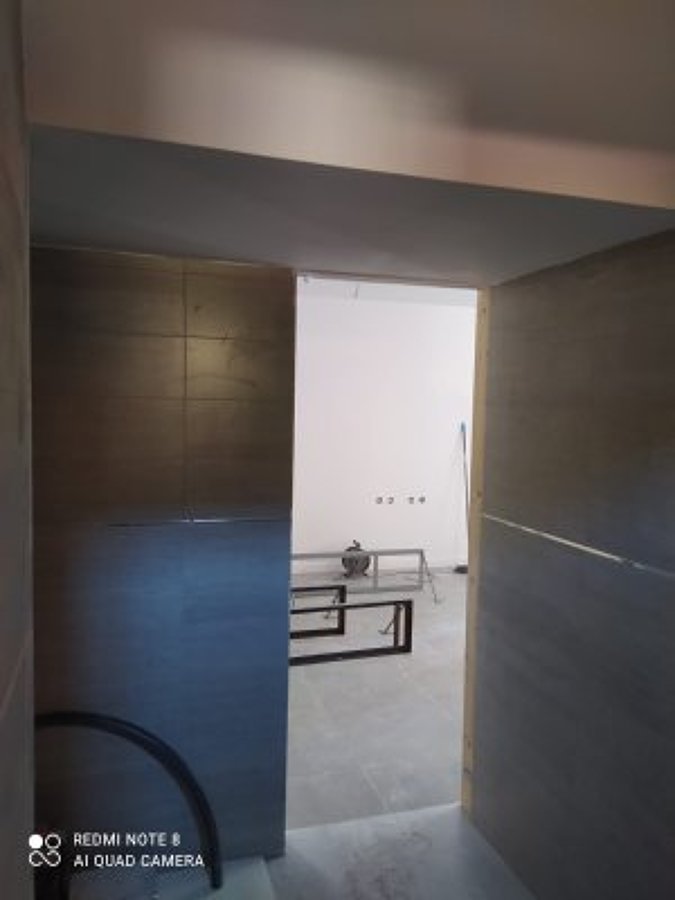 Baño con un altillo de pladur