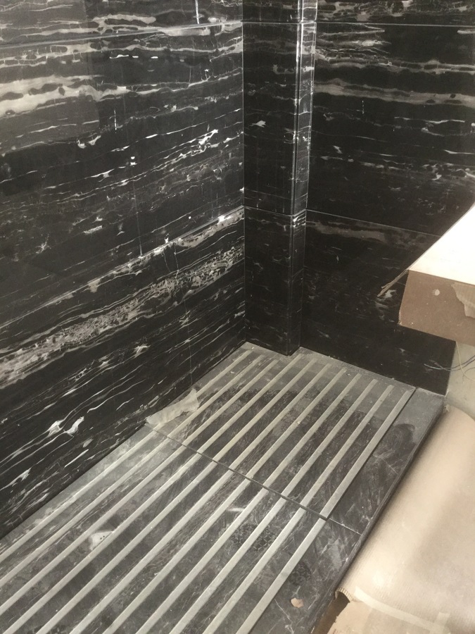 Baño de falso portoro 