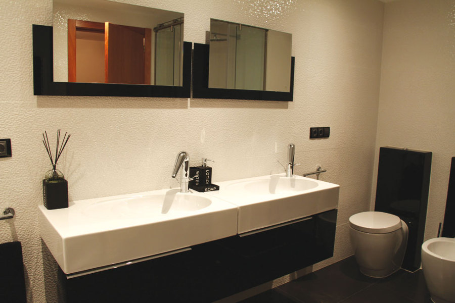 baño de primeras calidades cerámica de porcelanosa de gran formato 