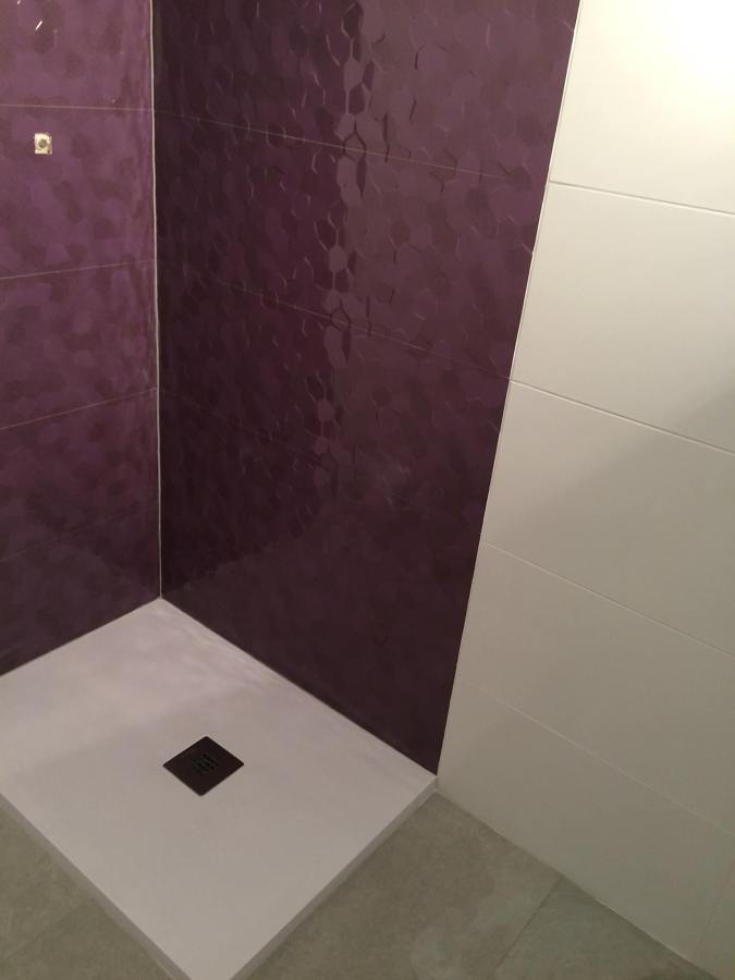 baño de primeras calidades con mosaico berenjena y plato de ducha extraplano