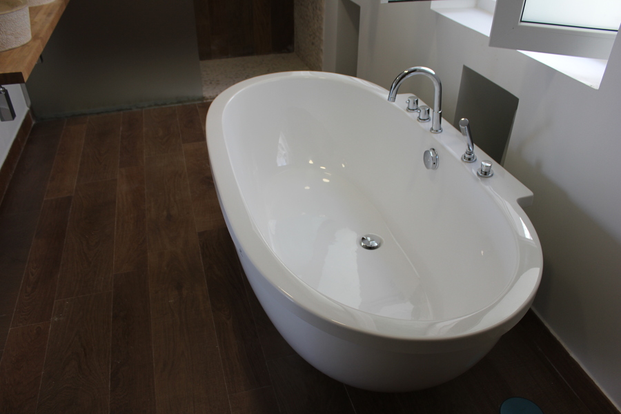 Baño dormitorio principal, bañera, revestimientos