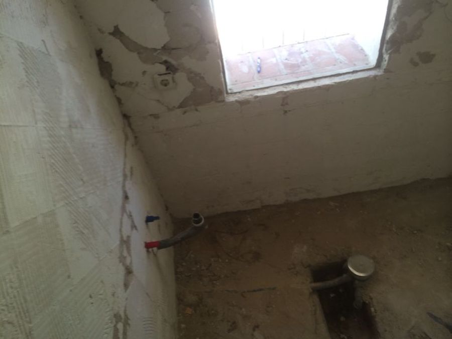 Baño durante su demolición