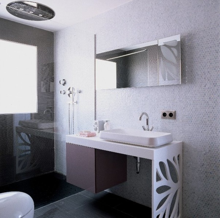 Baño en corian y laca Rosa con mosaico de cristal