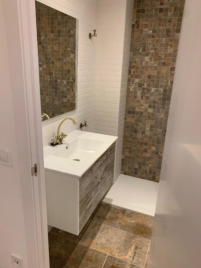 Baño en estílo retro año 50 y detalle moderno