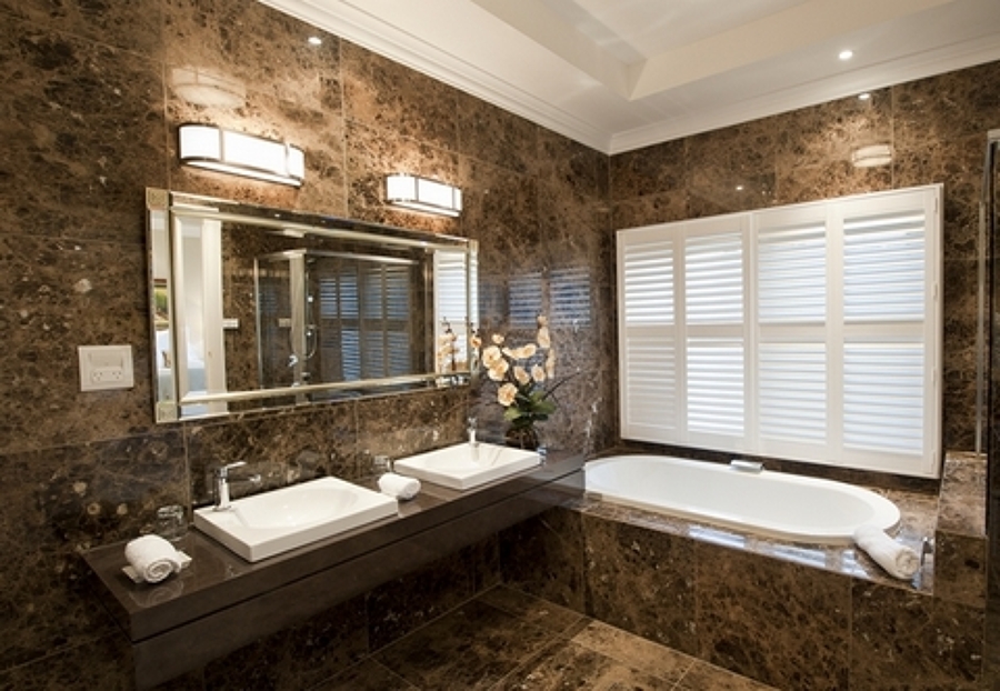 BAÑO EN MÁRMOL EMPERADOR.