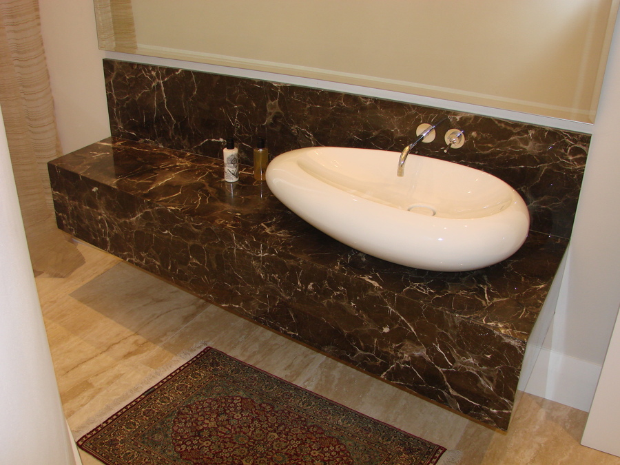 BAÑO EN MÁRMOL EMPERADOR.