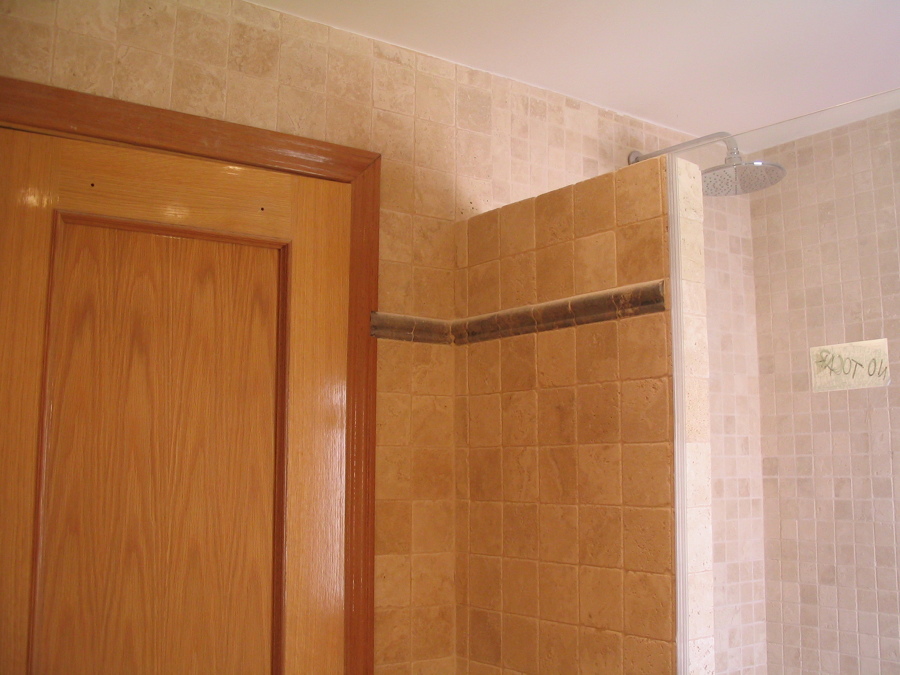 Baño en marmol travertino pequeño