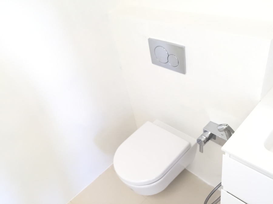 Baño en microcemento blanco