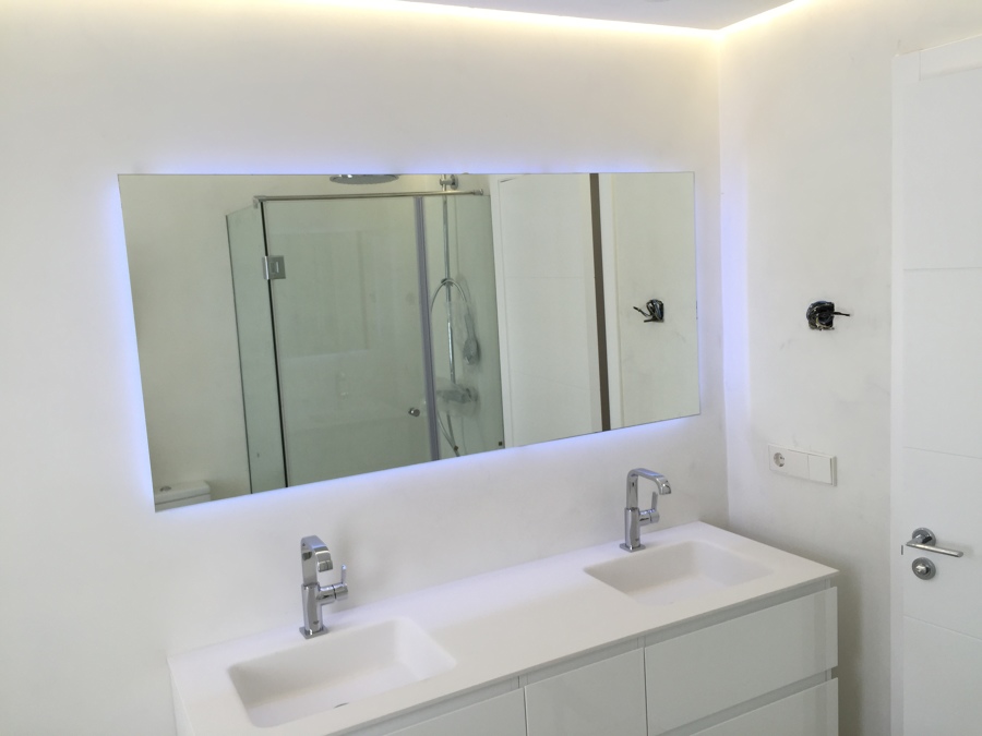 Baño en microcemento blanco
