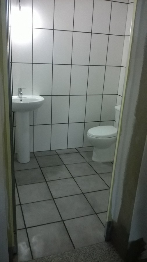 Baño en nave industrial