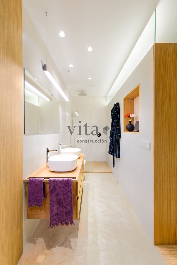 Baño en roble natural y microcemento