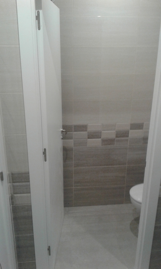 Baño en Sala 1 con espacio independiente para inodoro