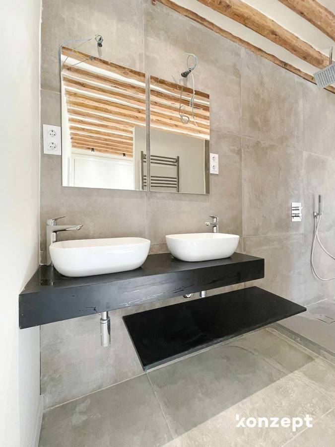 baño en suite dos lavabos