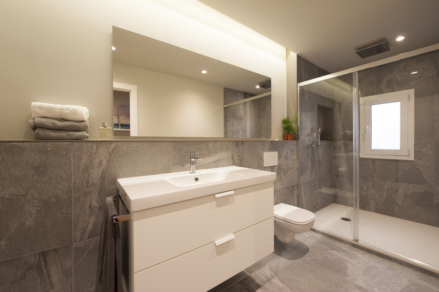 Baño en tonos grises  - Reforma "lepanto" (Sincro)