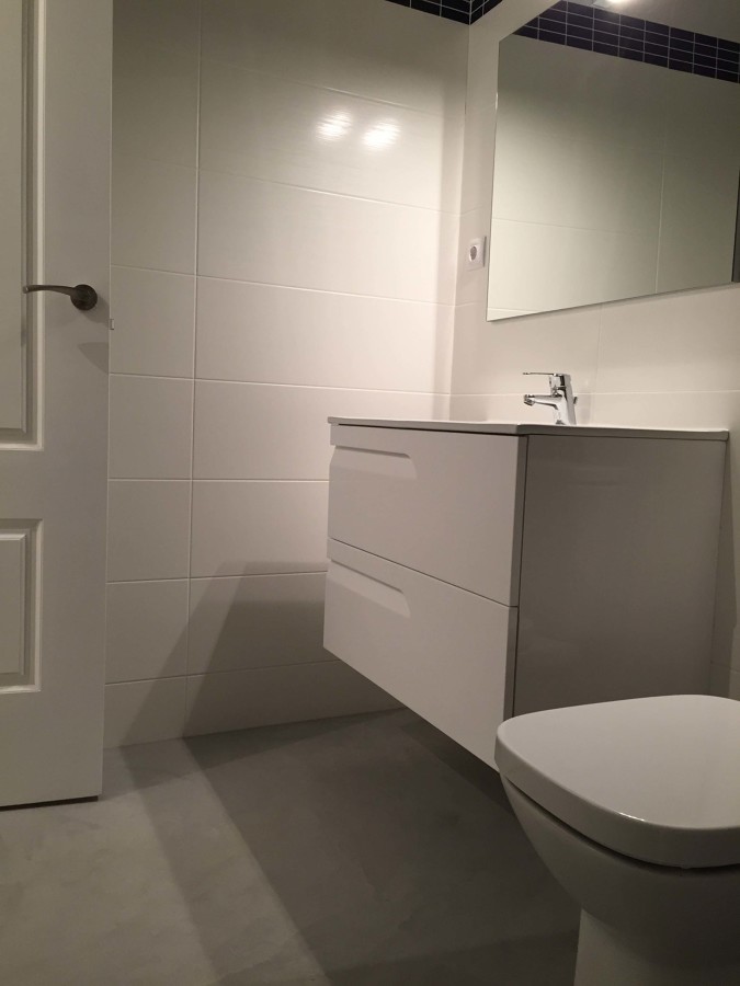 baño estilo contemporáneo con lavabo suspendido