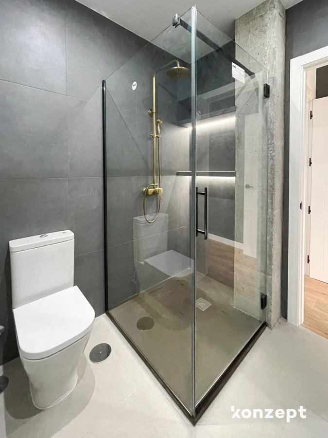 Baño gris y dorado latón