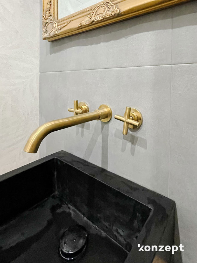 Baño gris y grifería dorada latón