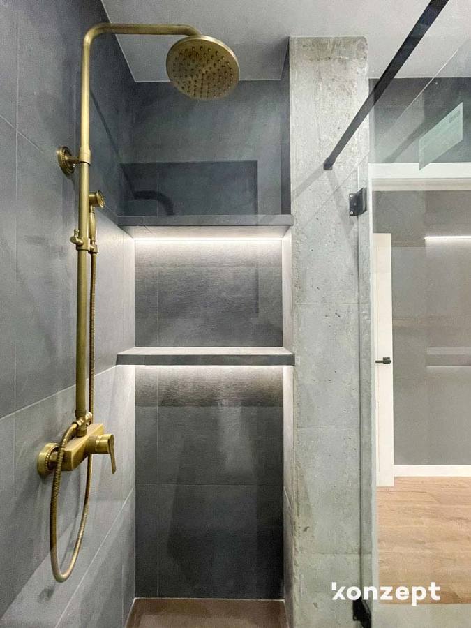 Baño gris y grifería dorada latón