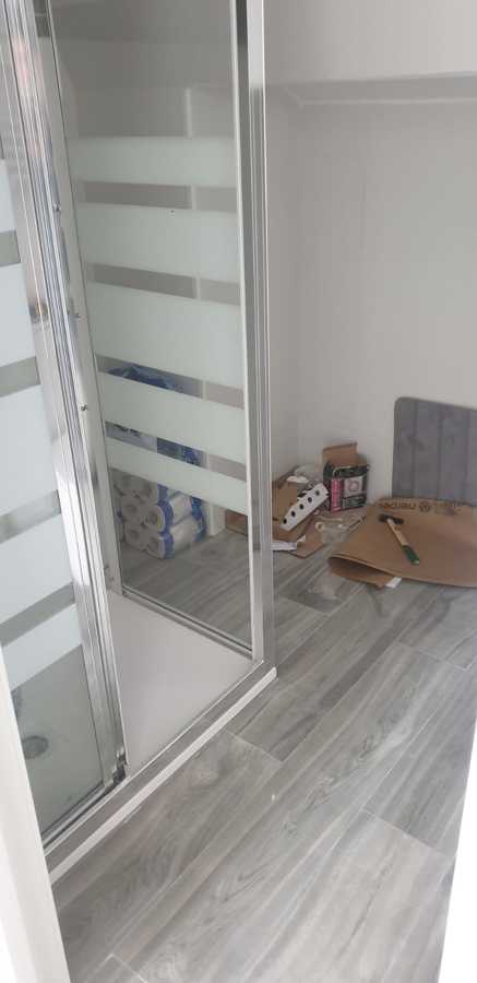 Baño infantil con mampara de seguridad
