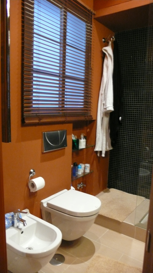 BAÑO inodoro y bidet de suspension. Antigua COCINA vista ventana.