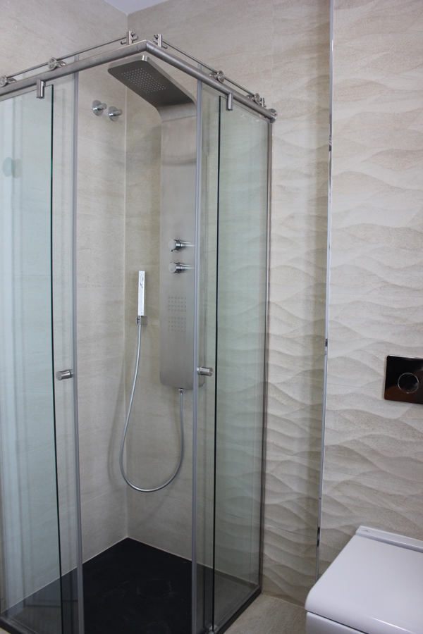 Baño invitados, revestimiento, ducha, sanitario suspendido