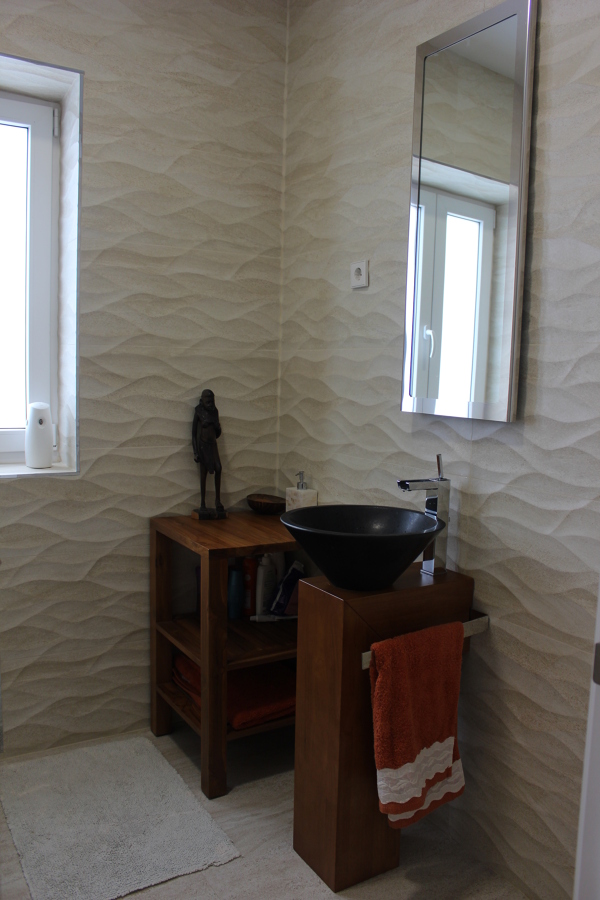 Baño invitados, revestimiento, lavabo, griferia, espejo, mobiliario