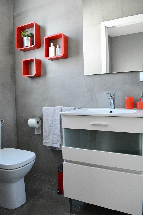 Baño microcemento estante rojo