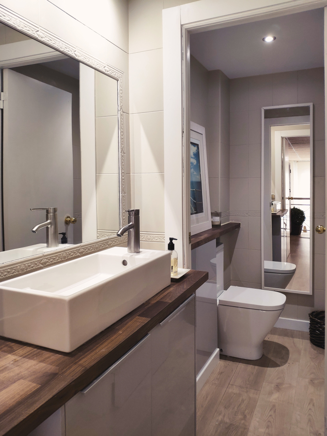 Baño moderno con distribución británica y estilo mid-century moderno