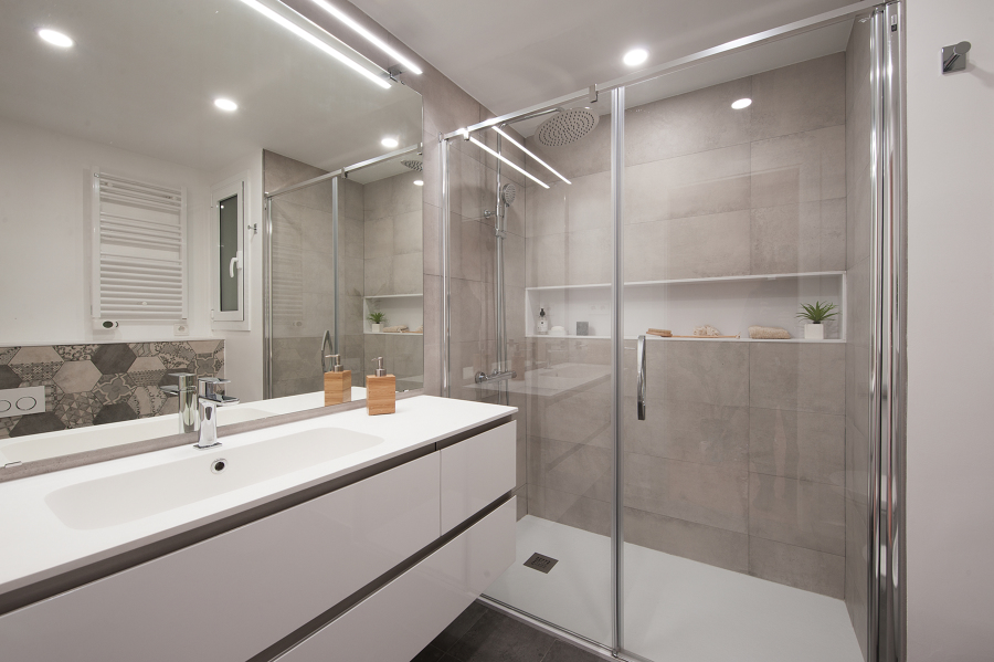 Baño moderno y elegante