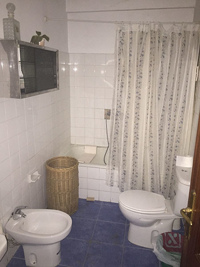 Baño muy deteriorado.