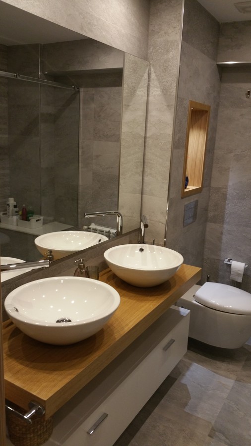 Baño piedra gris