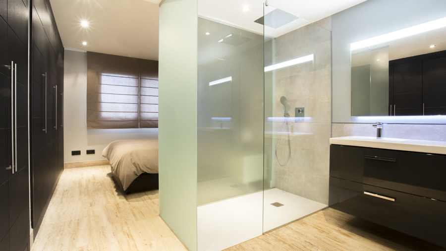 Baño principal integrado en habitación