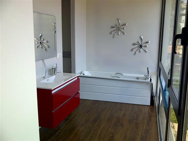 Baño sencillo con un toque de color