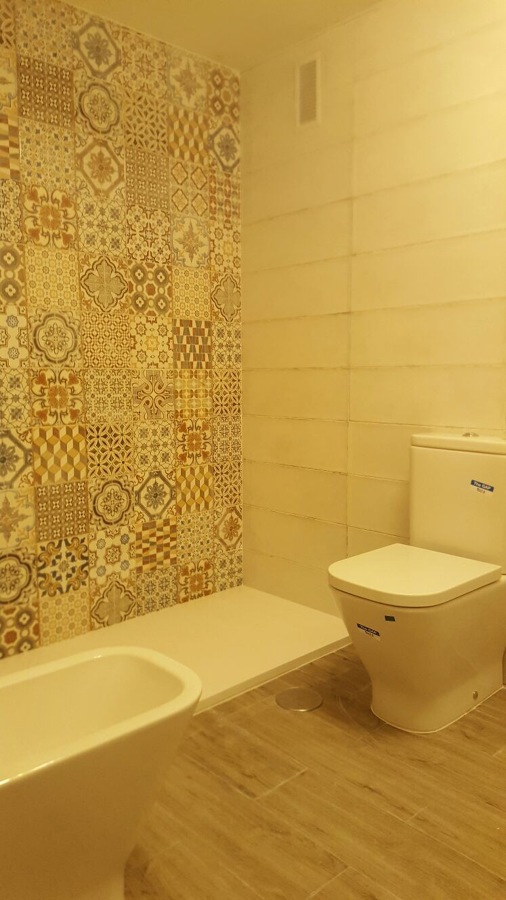 Baño terminado a falta de iluminacion