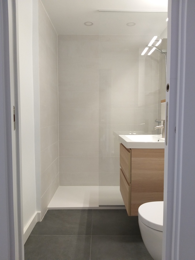 Baño terminado con puerta Corredera empotrada